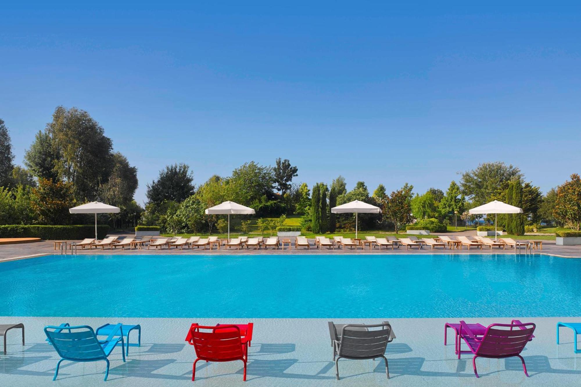 Sheraton Istanbul Atakoy Hotel Exterior foto The pool at the hotel