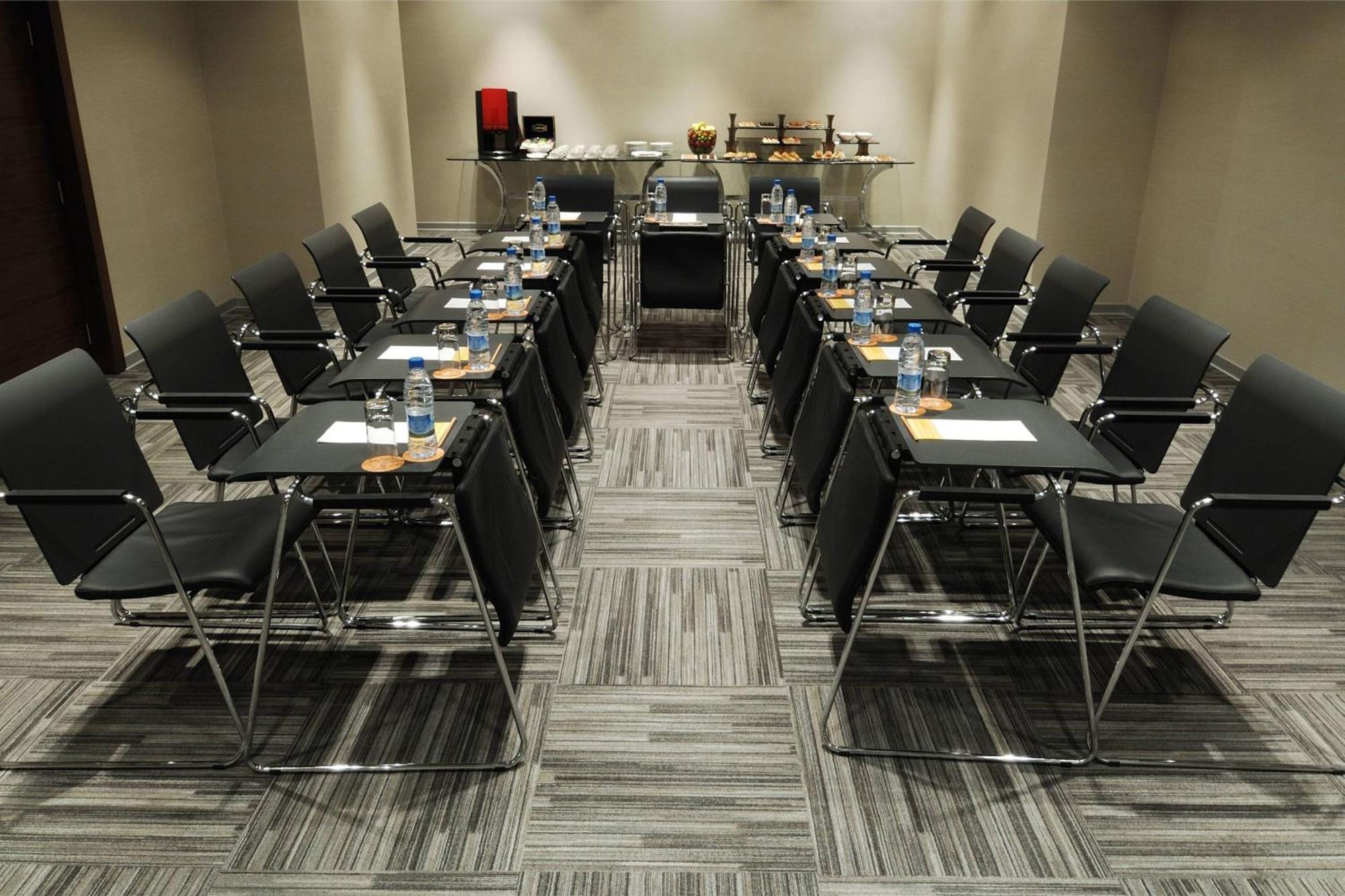 Sheraton Istanbul Atakoy Hotel Exterior foto A meeting room at a hotel