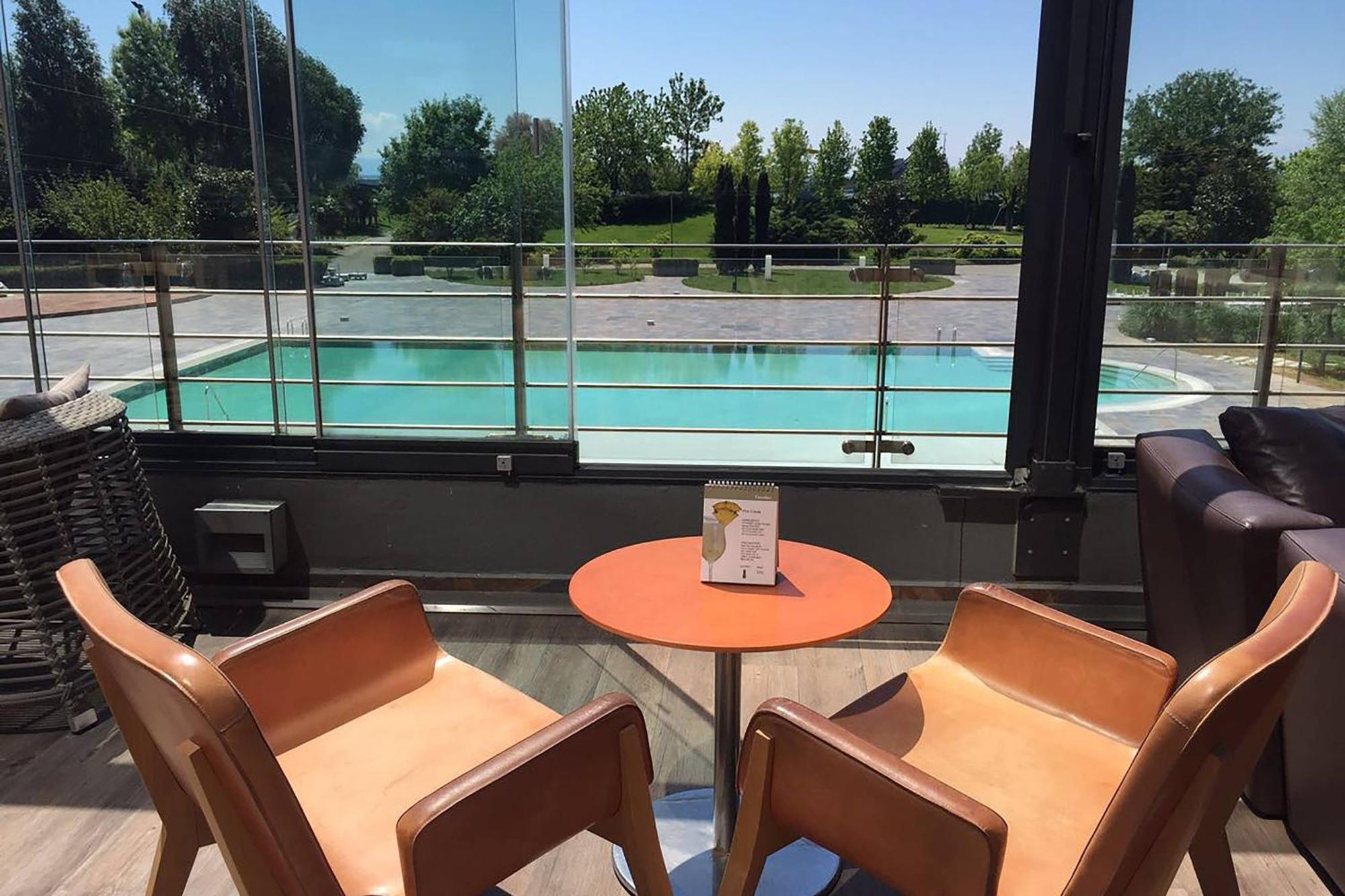 Sheraton Istanbul Atakoy Hotel Exterior foto The pool at the hotel